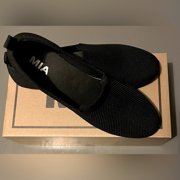 BRAND NEW IN BOX! MIA FLATS! SO COMFY! 5 ⭐️ REVIEWS! THROW ME AN OFFER! 😉 - Picture 1 of 2